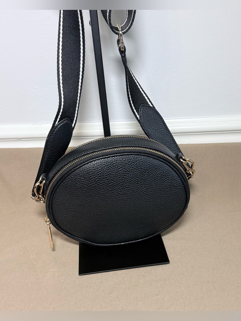 Authentic Marc Jacobs "The Disc" Round Crossbody Bag ✨ - Picture 3 of 8